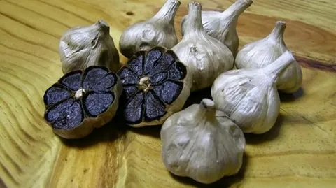 تصویر 2 از سیر سیاه فله اقتصادی با بسته‌ بندی ساده و قیمت مناسب